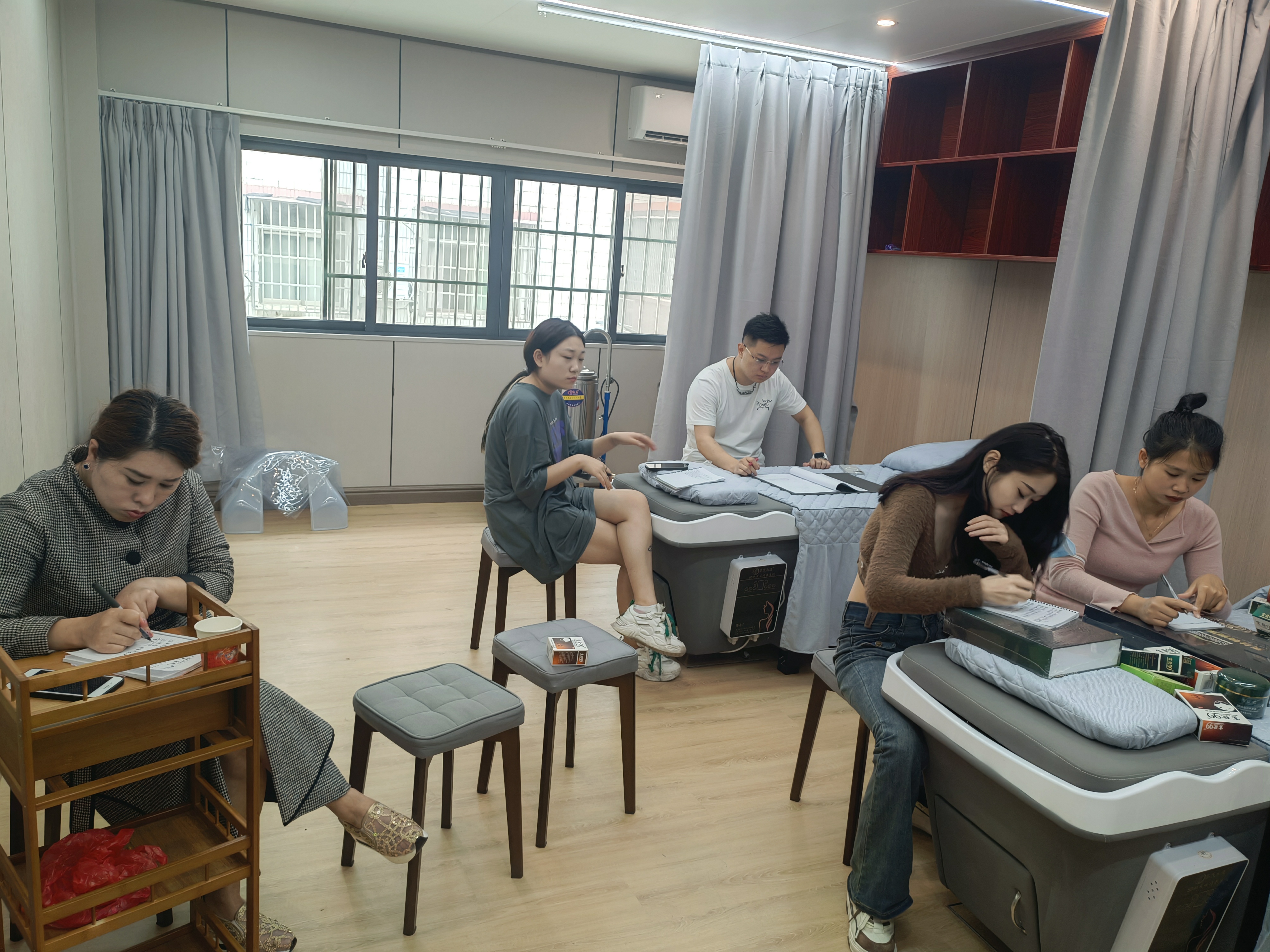 秀丝顿株洲植物养发白发转黑20次见效此后不用染发